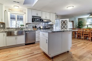 A modern kitchen with white cabinets, a stainless steel sink, and a microwave. - Pinetop-Lakeside Cabin, Walk to Woodland Lake Park (Pinetop-Lakeside)