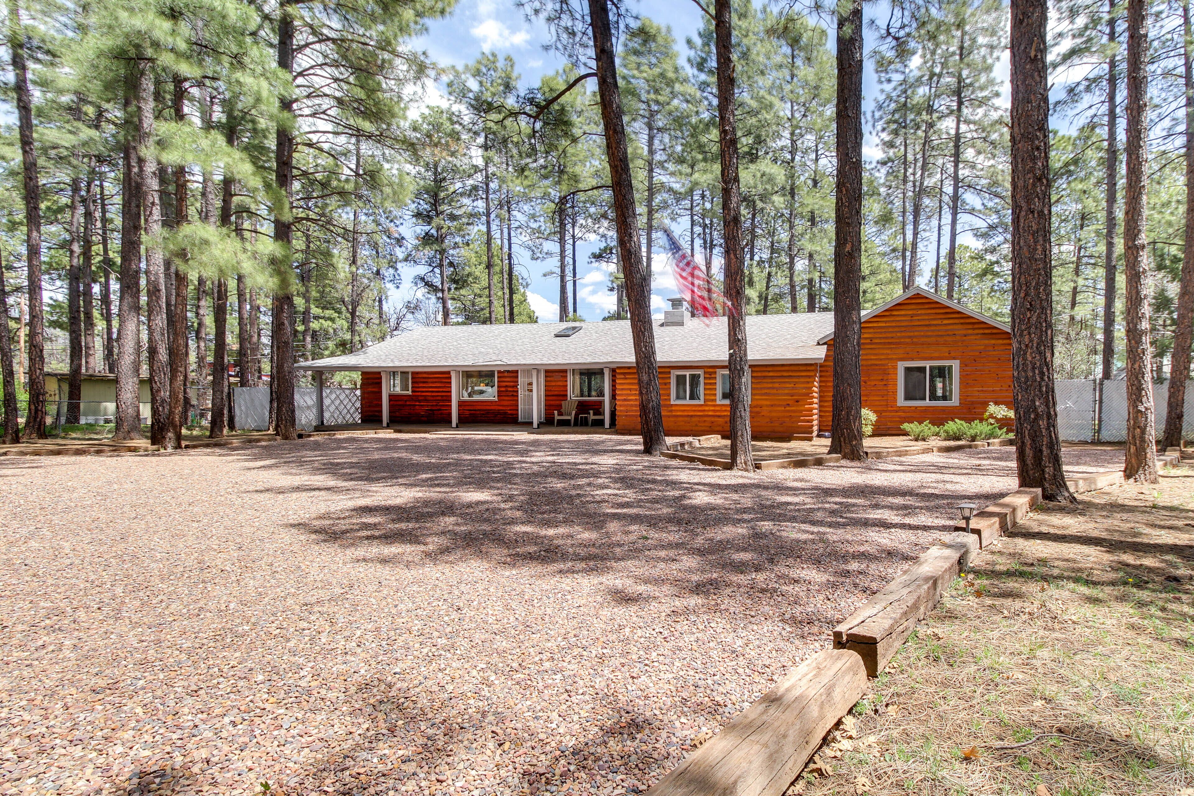 Pinetop-Lakeside Cabin, Walk to Woodland Lake Park