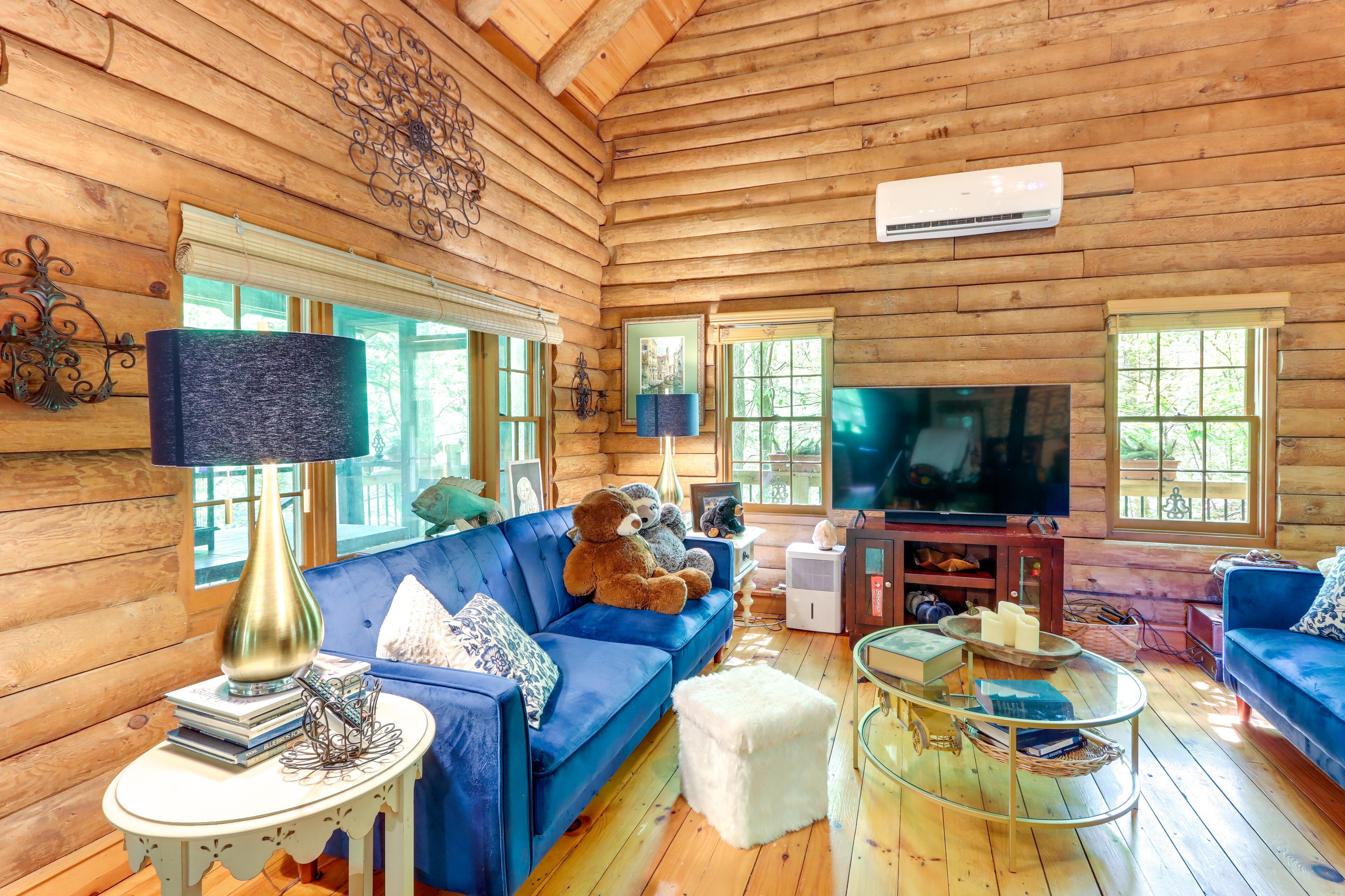 Romantic Ellijay Cabin w/ Grill & Fire Pit!