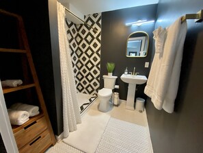 Douche, sèche-cheveux, serviettes fournies, savon
