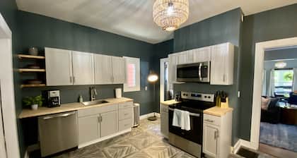 Newly Renovated Studio! Ideal location for walking to restaurants & shops