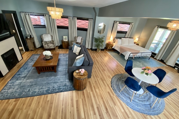 1,000 sq foot studio. Fully renovated with new furniture, appliances, etc