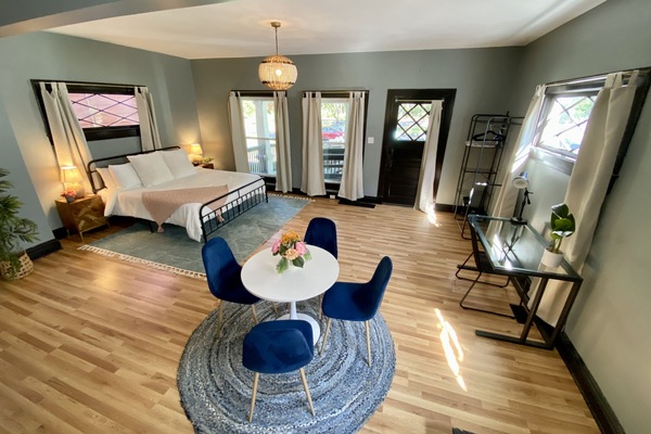 1 chambre, bureau, fer et planche Ă repasser, lit parapluie