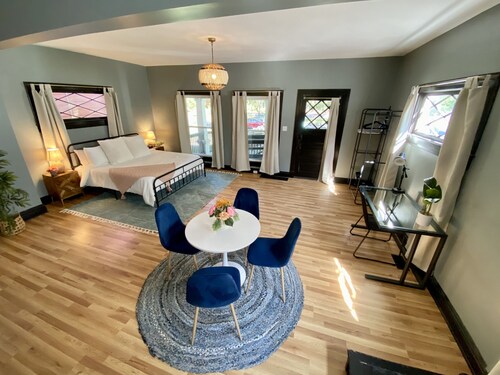 Newly Renovated Studio! Ideal location for walking to restaurants & shops