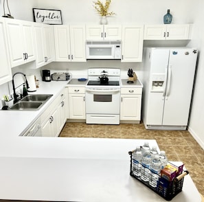 Frigorifero, microonde, forno, piano cottura