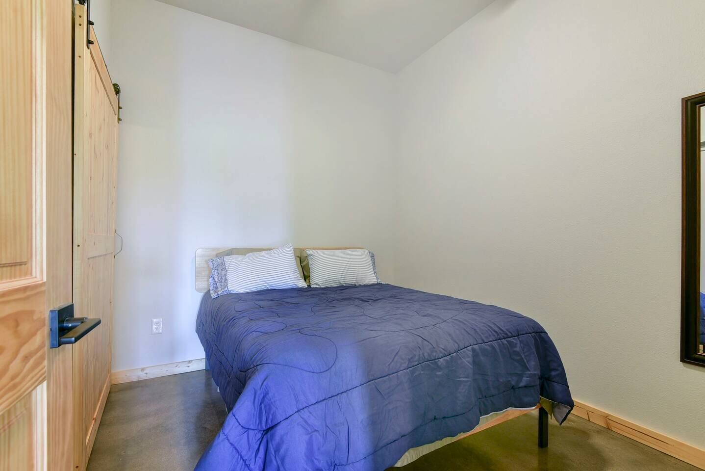 3 bedrooms, travel crib, free WiFi, bed sheets