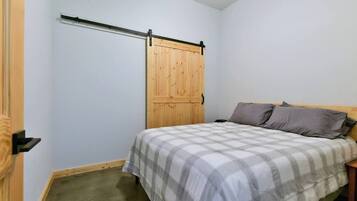 3 bedrooms, travel crib, free WiFi, bed sheets