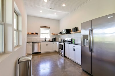 Lakefront Retreat w/Views, Fire Pit & 2 Acres