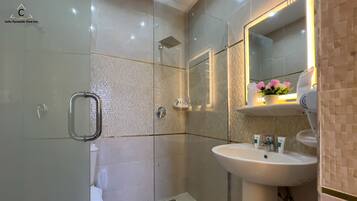 Chambre Standard Double ou avec lits jumeaux | Salle de bain | Douche, articles de toilette gratuits, sèche-cheveux