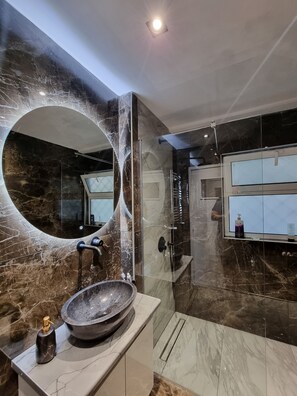 Dusj, hårføner, håndklær og toalettpapir