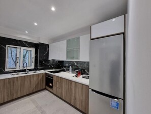 Kjøleskap, ovn, kokeplater og kaffetrakter/tekoker