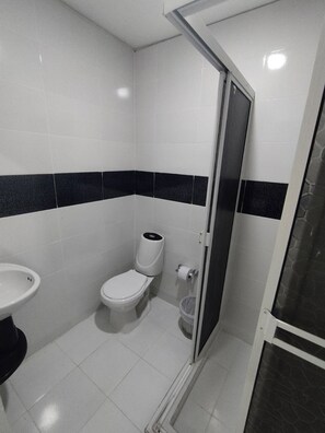 Shared Dormitory, 1 Bedroom, Smoking, Terrace | Bilik Mandi