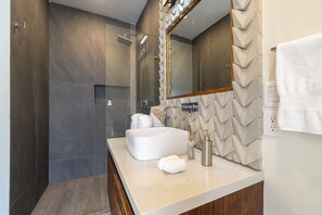 Apartment | Bathroom | Shower, hair dryer, towels, shampoo - Moots Tulum (Tulum)