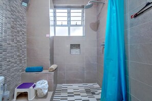 Douche, serviettes fournies, savon, shampoing