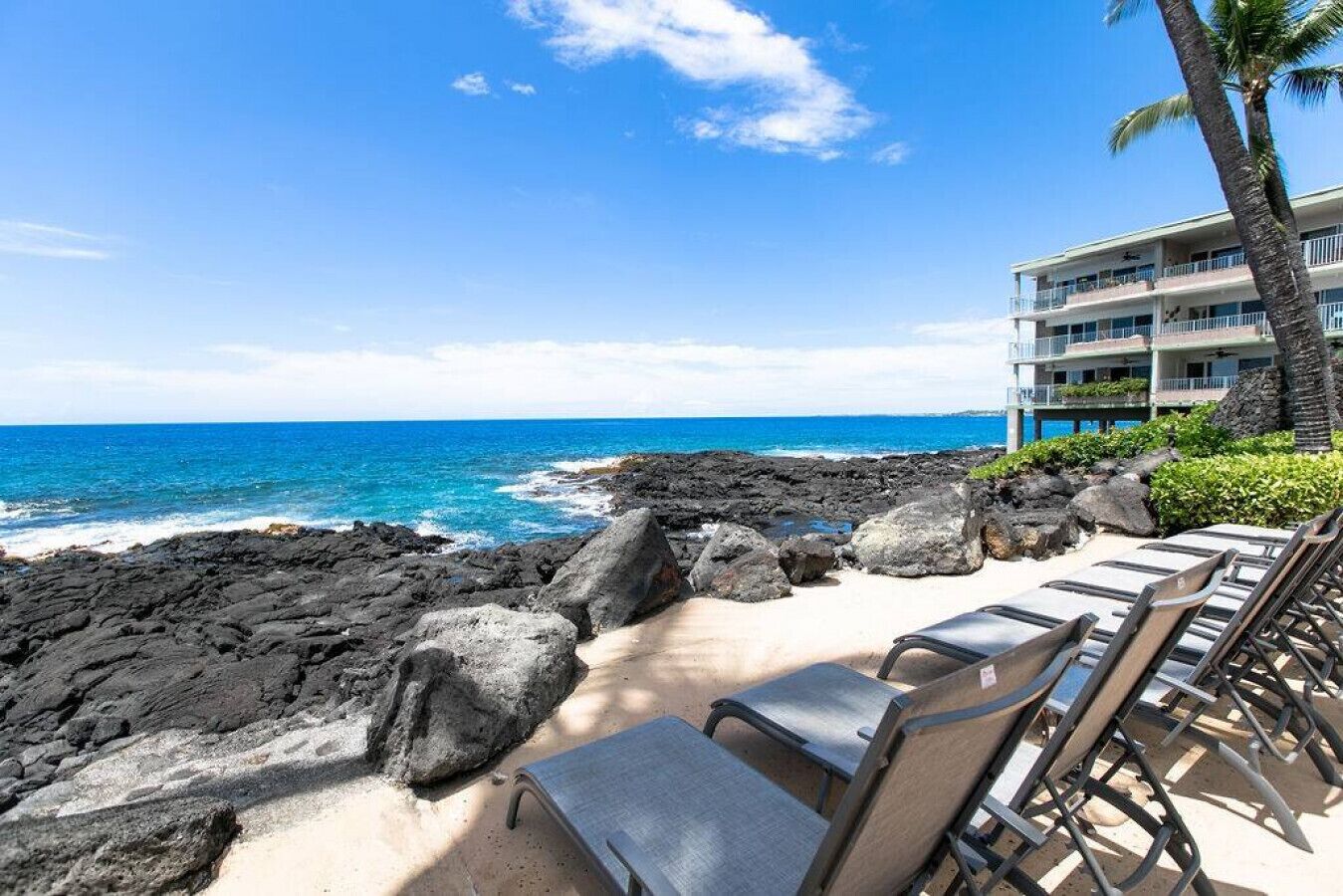 Beach nearby, sun loungers, beach towels