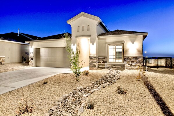Exterior - Modern Accessorized 3-Bedroom (Las Cruces)