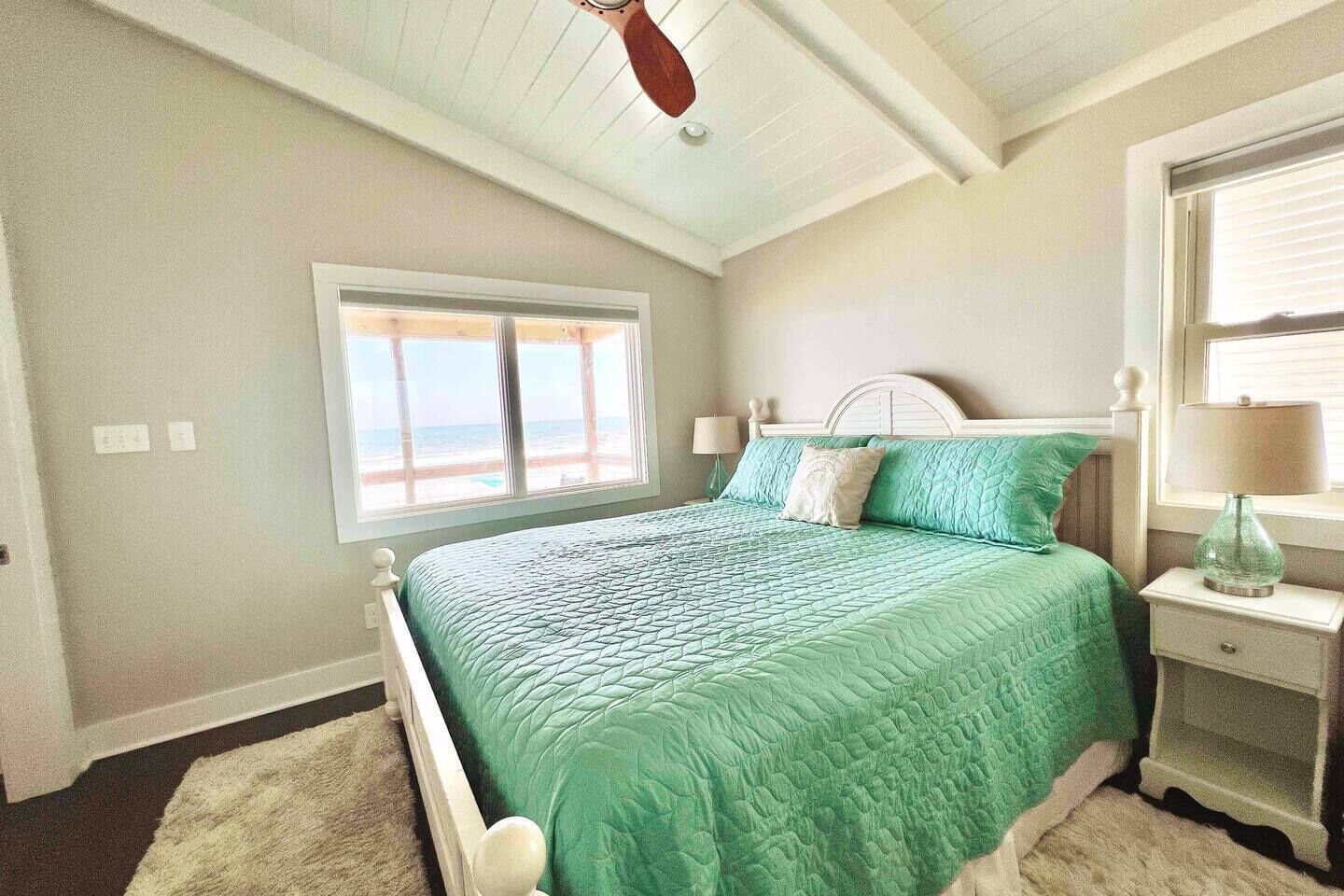 Stay Longer, Save More! Chic oceanfront cottage
