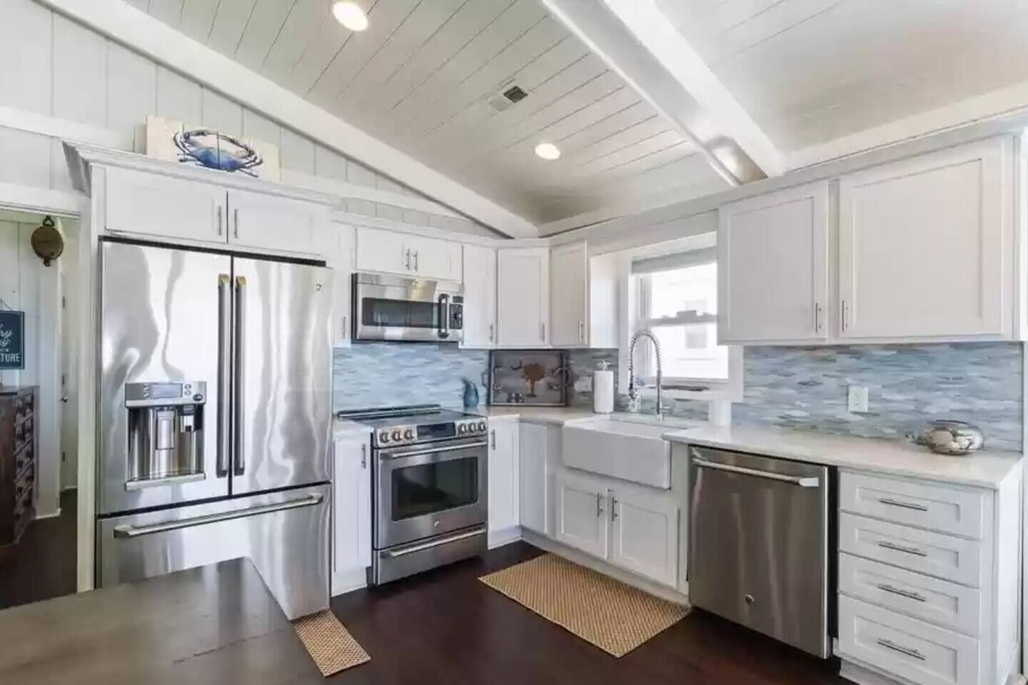 Stay Longer, Save More! Chic oceanfront cottage