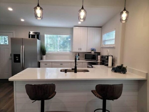 Kühlschrank, Mikrowelle, Ofen, Herdplatte