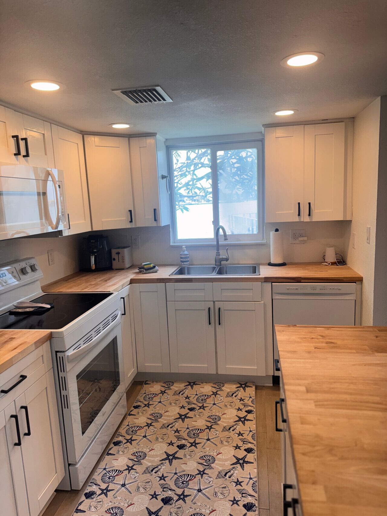 冷蔵庫、電子レンジ、オーブン、コンロ