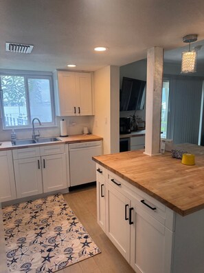 Fridge, microwave, oven, stovetop - Malyn 108, Updated Waterfront condo, private patio (Treasure Island)