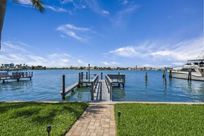 Marina - Malyn 108, Updated Waterfront condo, private patio (Treasure Island)