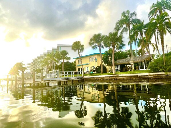 Property grounds - Malyn 108, Updated Waterfront condo, private patio (Treasure Island)