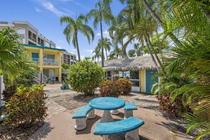 Outdoor dining - Malyn 108, Updated Waterfront condo, private patio (Treasure Island)