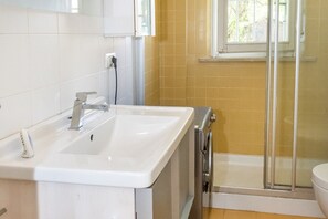 Douche, bidet, serviettes fournies