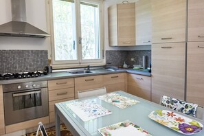 Fridge, oven, dishwasher, dining tables - M359 - Marcelli, Three-room apartment with large garden 100 meters from the sea (Marcelli)