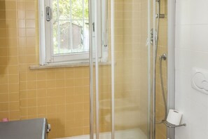Shower, bidet, towels - M359 - Marcelli, Three-room apartment with large garden 100 meters from the sea (Marcelli)