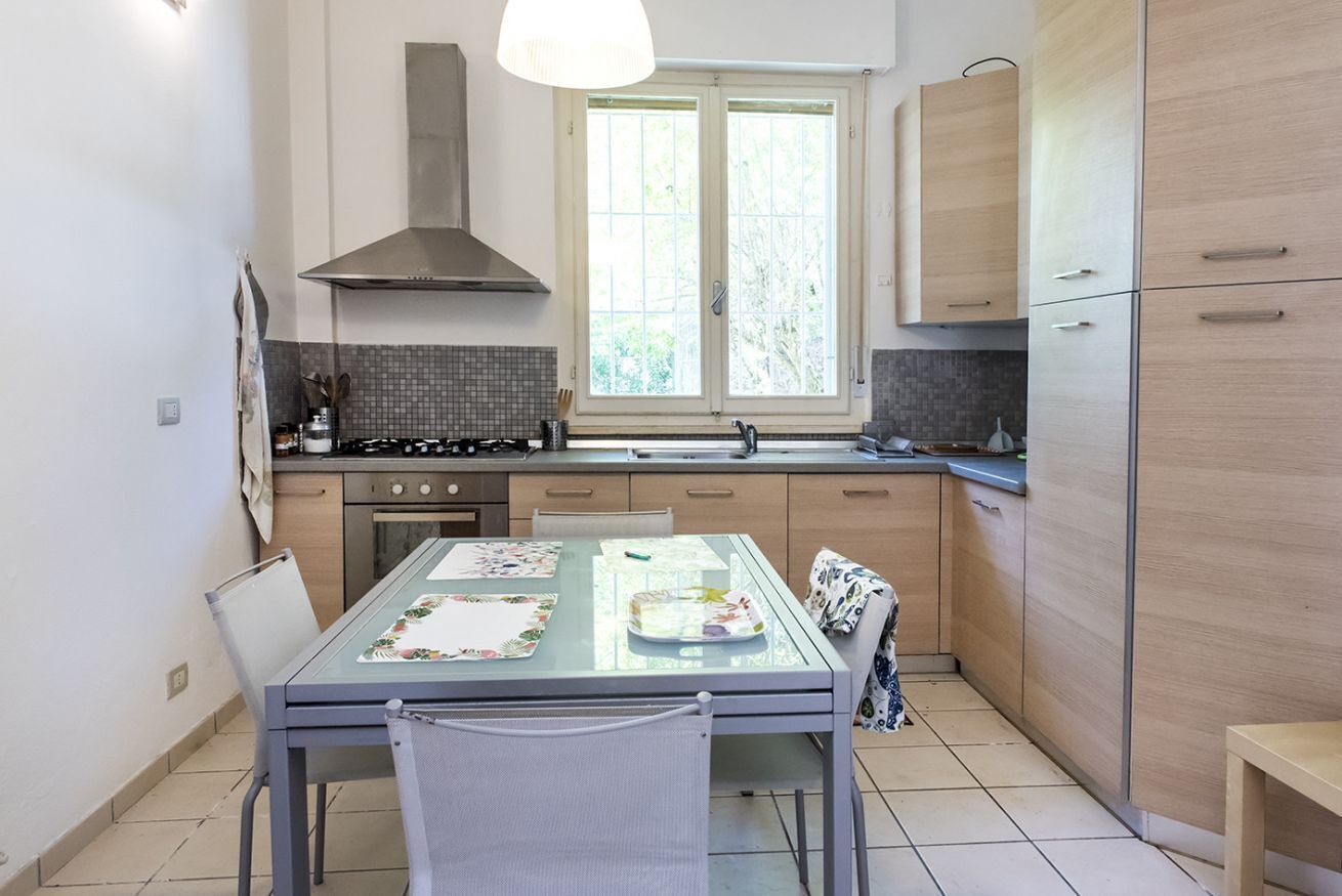 Frigorifero, forno, lavastoviglie, tavolo da pranzo