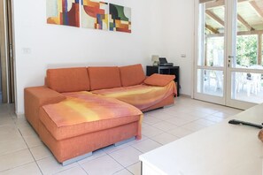 TV - M359 - Marcelli, Three-room apartment with large garden 100 meters from the sea (Marcelli)