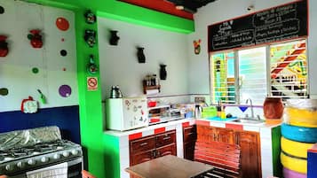 Executive Double Room, 1 King Bed, Courtyard View, Tower | Private kitchen | Mini-fridge, microwave, oven, toaster