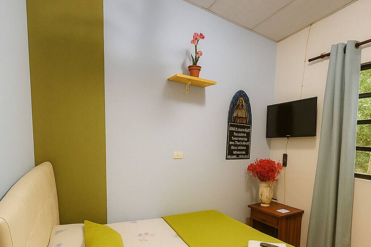Habitación ejecutiva doble, 1 cama de matrimonio grande, vistas al patio, en una planta alta | Ropa de cama de alta calidad, wifi gratis, decoración individual