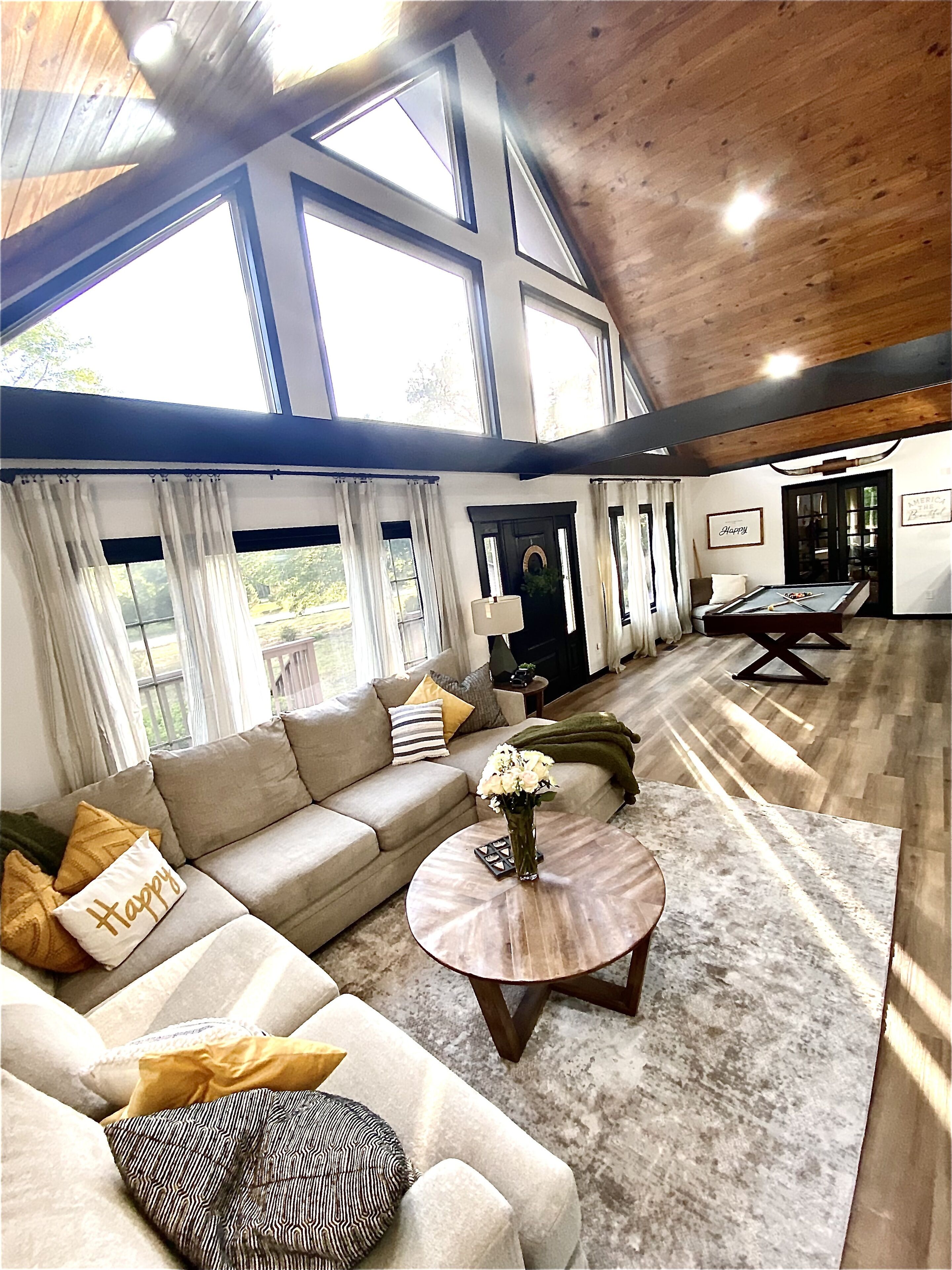 Close to Beaches, Renovated, Self Check-In & Firepit