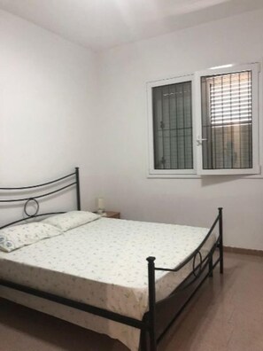 A single bed with a metal frame, a window with blinds, and a plain wall. - Villa Swimming Pool for Exclusive use - Wi-fi (Solarino)