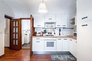 Refrigerador, horno, parrilla de estufa y tetera eléctrica 