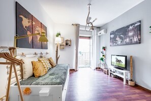 Una televisión de pantalla plana