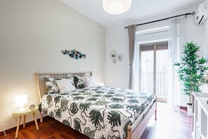 1 chambre, fer et planche à repasser