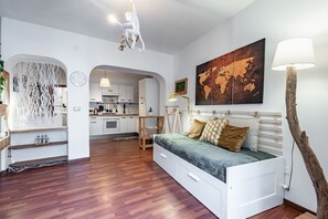 1 dormitorio y tabla de planchar con plancha