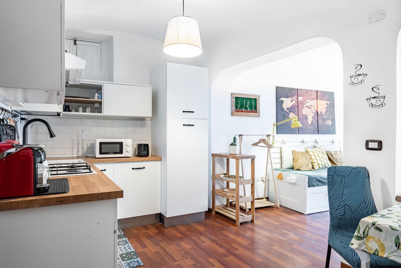 Fridge, oven, stovetop, electric kettle