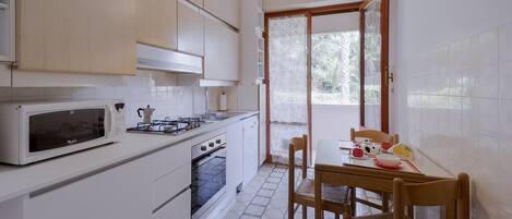 Een koelkast, een microgolfoven, een oven, een kookplaat