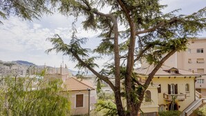 A residential area with a building featuring a balcony and a staircase. - GuestHost - Cozy apartment of about 110 square meters, able to accommodate up to 5 people, located on the 2nd floor of a building with lift and garage.The apartment has an enchanting view of the sea and the marina, surrounded by the greenery of Villa Orm (Sanremo)