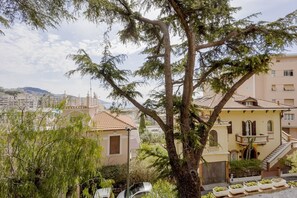 Zona residencial con un edificio que tiene balcón y escalera.