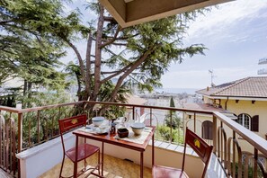 Unclassified image, 3 of 32, button