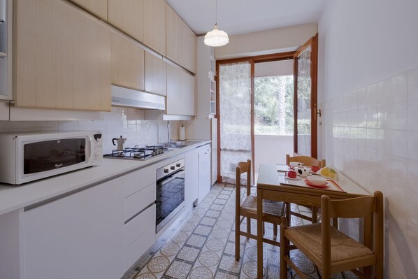 Køleskab, mikrobølgeovn, ovn, kogeplade