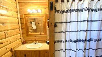 Douche, baignoire à jets, sèche-cheveux, serviettes fournies