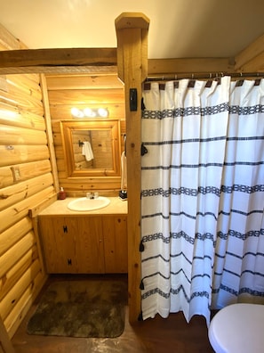 Dutxa, banyera d'hidromassatge, assecador de cabells i tovalloles 