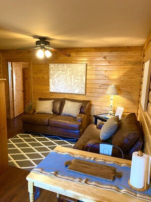 TV - Cozy Cabin, Jacuzzi Tub, Kitchenette, Screened in Porch, Mountain Views. (Mena)